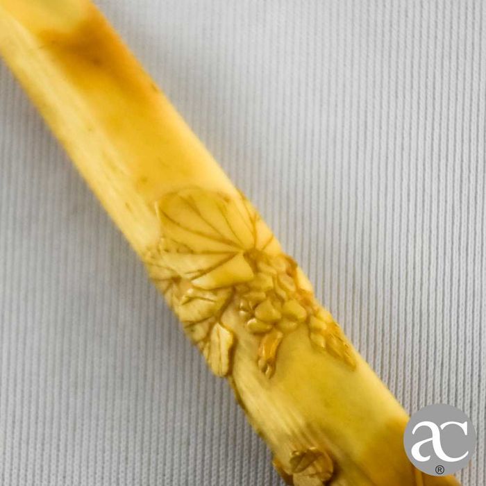 Antiga Boquilha em matéria nobre em relevo e ouro