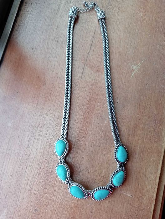 Colar com pedras naturais