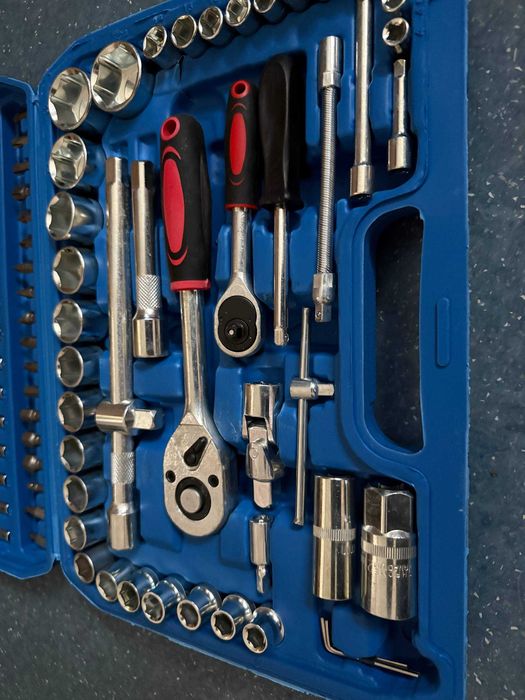 Набір інструментів із тріскачками, головками, бітами та ключами 94 пр