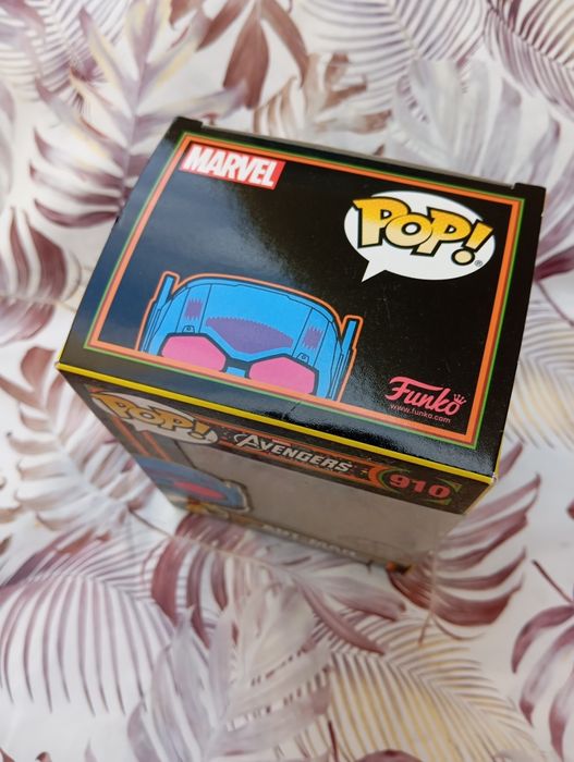 Funko pop Ant-Man 910 black light limited edition