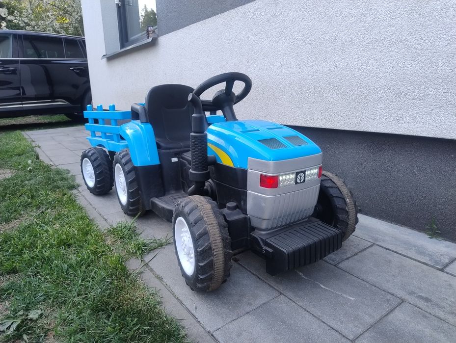 Traktor z przyczepą na akumulator