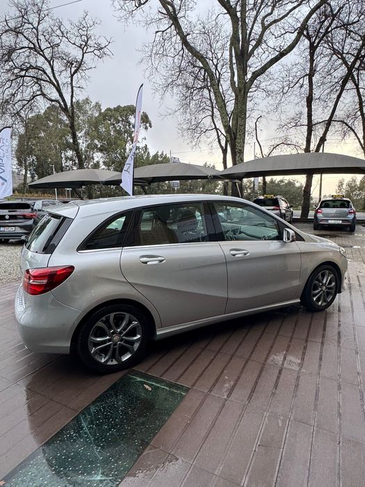 Mercedes-Benz B180 - Pack AMG red