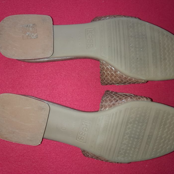 Chinelos Kess, msrca Espanhola, em pele csstanhos com pormenor fivela