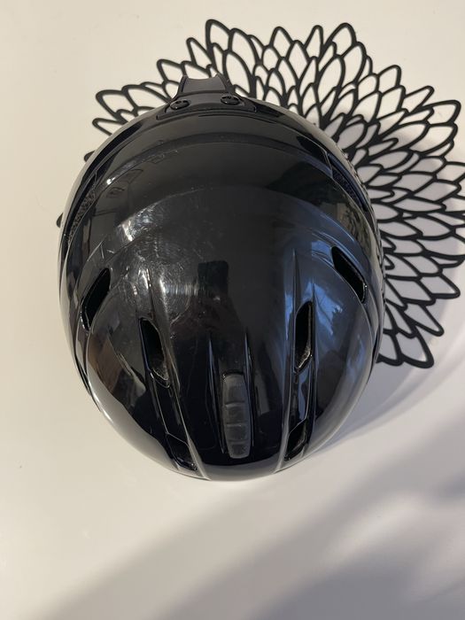 Kask narciarski.