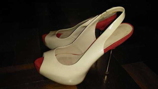 Sapatos saltos modernos