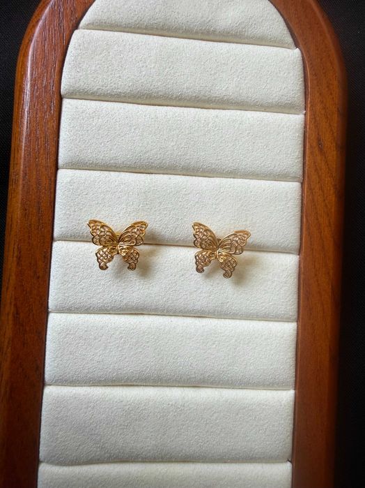 Brincos de borboleta dourados com detalhes vazados em Prata 925 dourada