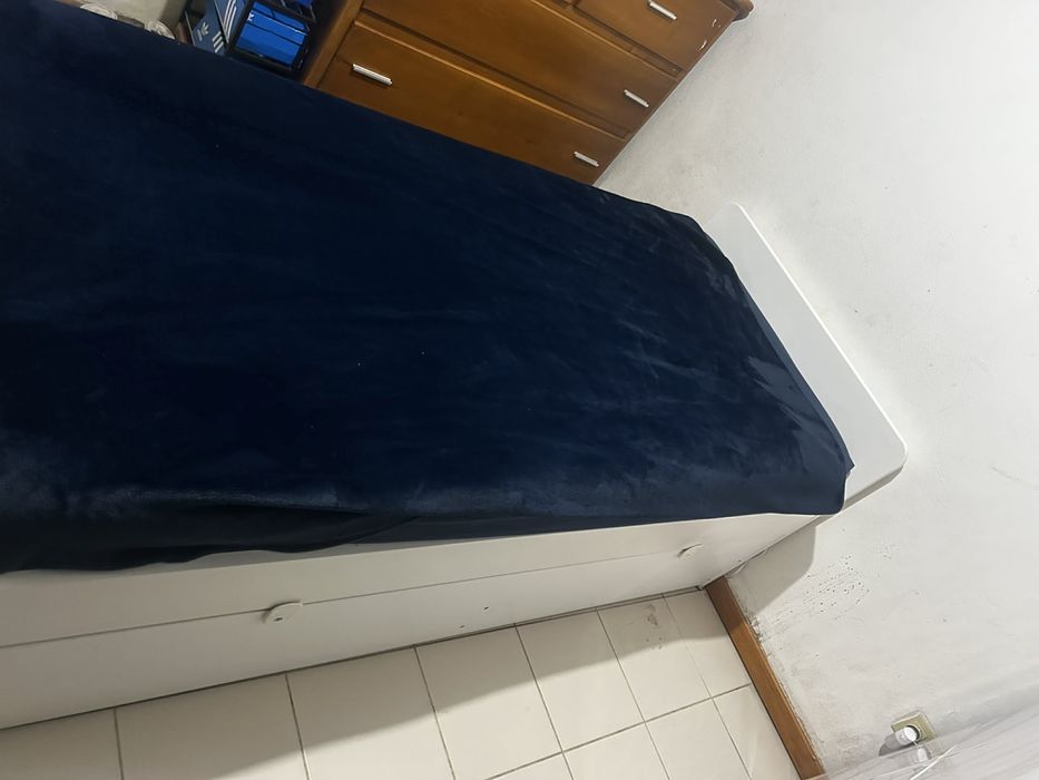 Cama de solteiro do IKEA com cama extra