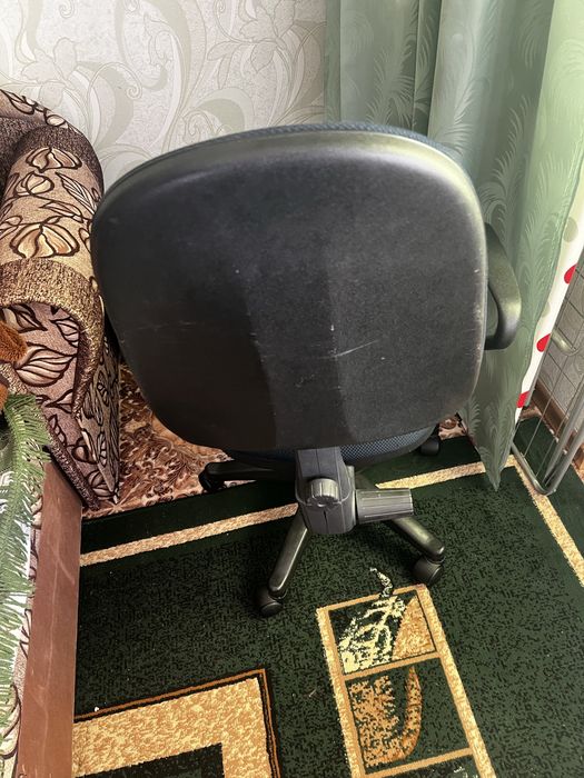 Крісло офісне стілець копʼютерний