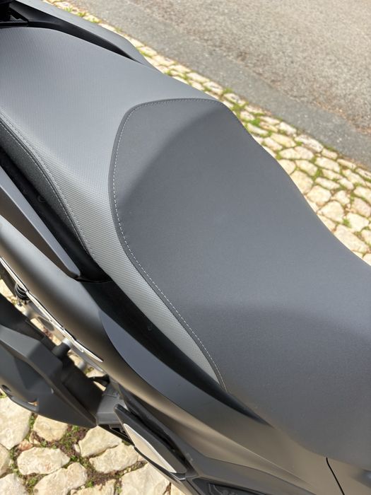 Honda PCX 125 cor Preta como nova (top case + capacete)