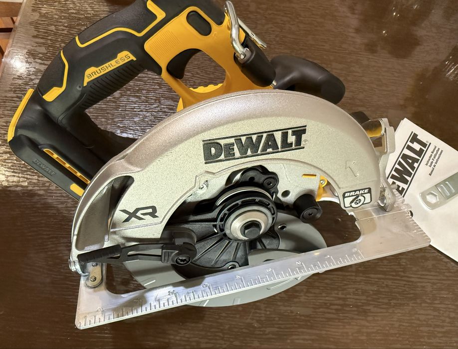 Циркалярна пила DeWalt  DCS590