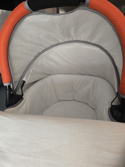 Alcofa Zippy cinzenta com detalhes laranja – excelente estado