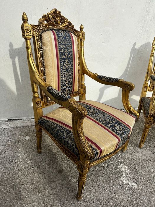 Золоті крісла