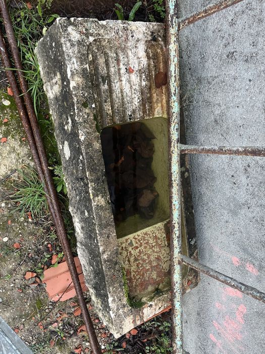 Pia esculpida em pedra calcaria