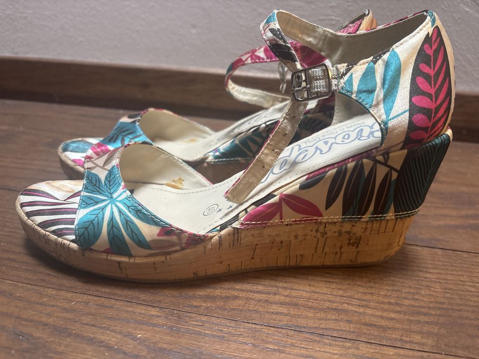 Buty damskie satynowe na koturnie 39