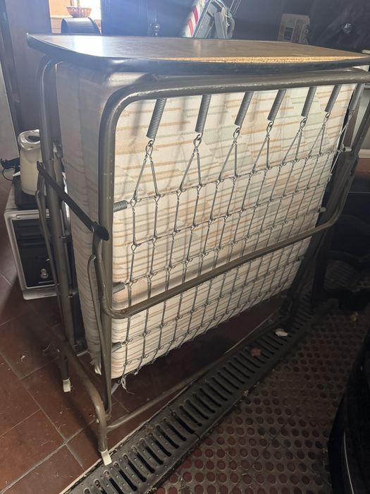 Cama dobrável com colchao