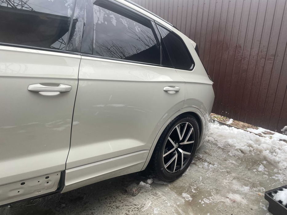 Двері задні ліві 760833051B VW Touareg III 2018-2022 L1X