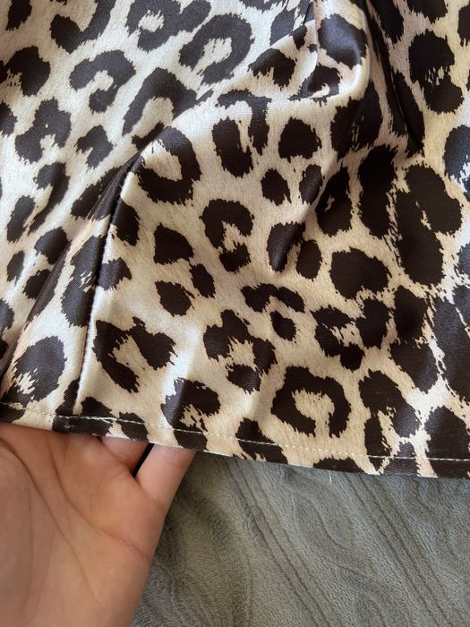 Дуже стильна атласна спідниця лео!