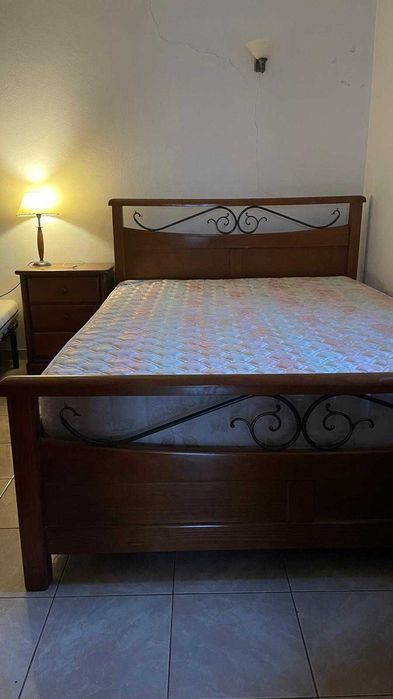 Conjunto Cama, Colchão e mesas de cabeceira