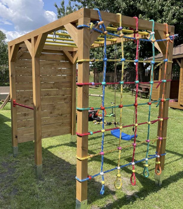 Drewniany plac zabaw, małpi gaj