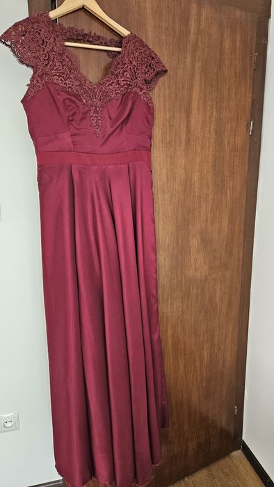 Długa sukienka z koronką