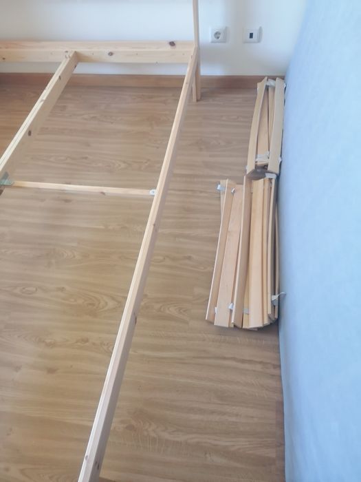 Cama de madeira nova