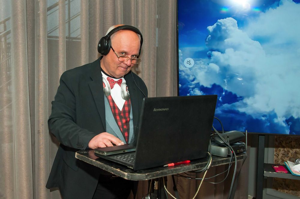 Диджей DJ, ведущая, живой вокал, свадьба, юбилей Одесса область.