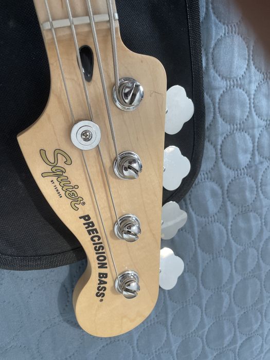 Conjunto Baixo Fender com Amplificador