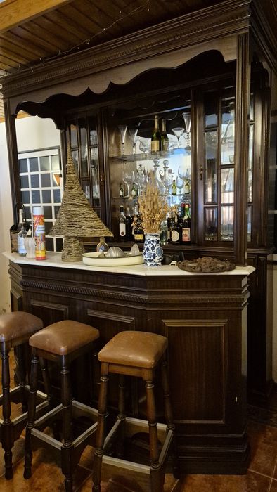 Móvel bar clássico de sala em madeira escura(mogno maciço)
