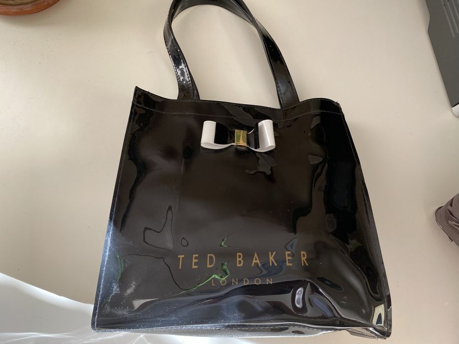 Lakierkowa torebka Ted Baker