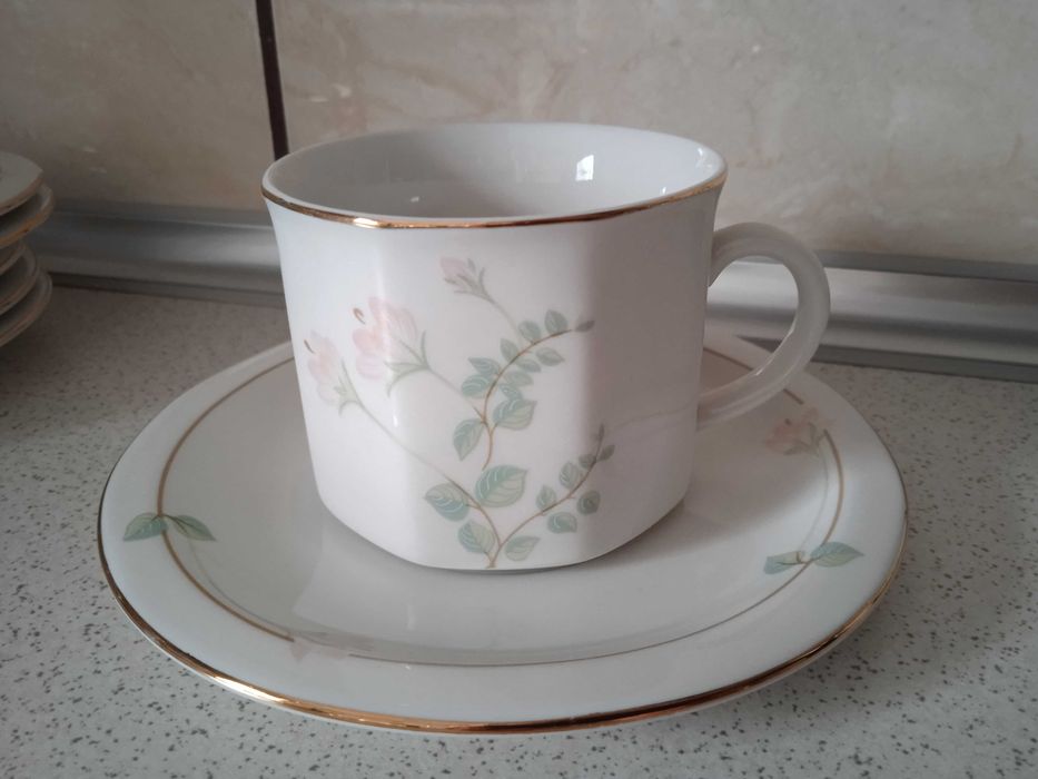 Filiżanki z talerzykami, komplet filiżanek porcelana 6 szt. PRL, retro