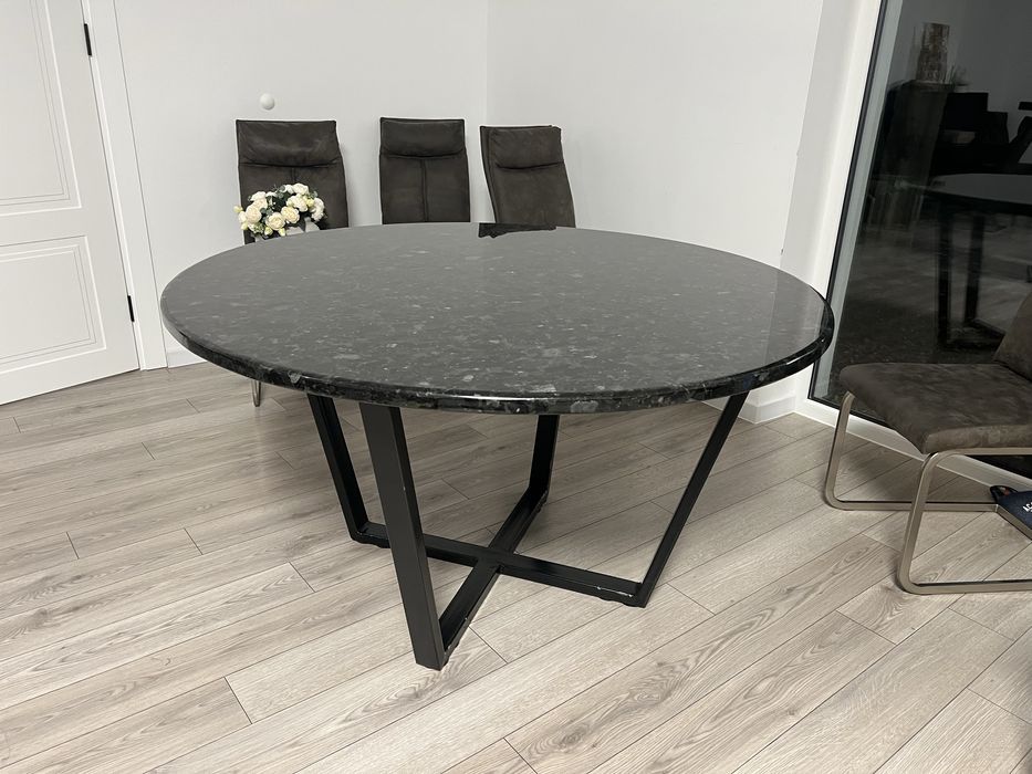 Продам круглий стіл гранітний