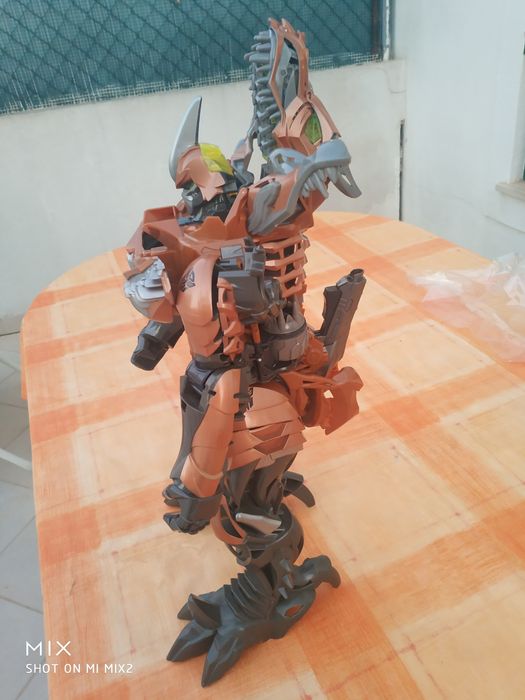 Brinquedo robot que se transforma em animal com luzes e barulho