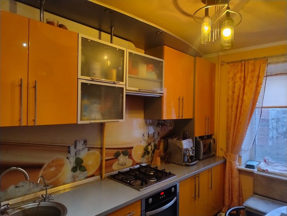 Продам 3-х кімнатну квартиру в Тернополі з і/о, меблями та технікою