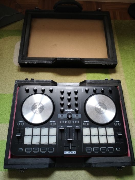 Controlador de DJ Reloop Beatmix 2 MK2 com mala.