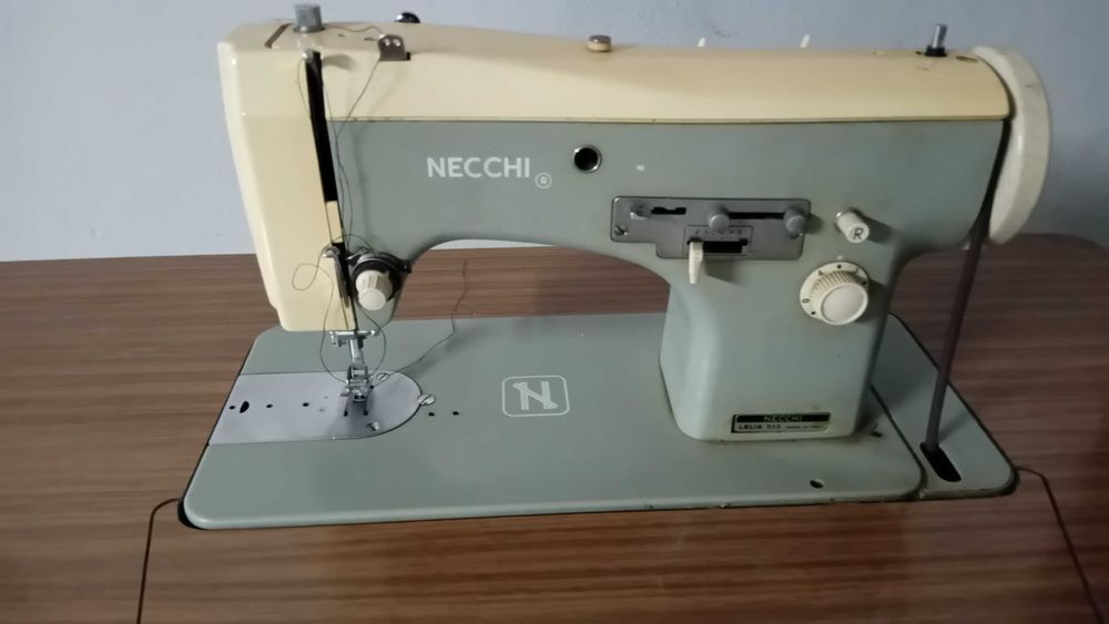 Maquina de costura Necchi impecável