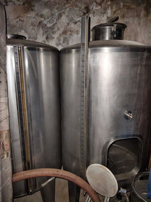 Vendo 2 cubas em inox em bom estado de 1000L. 500€ cada  1 cuba de inox de 250L. 200€