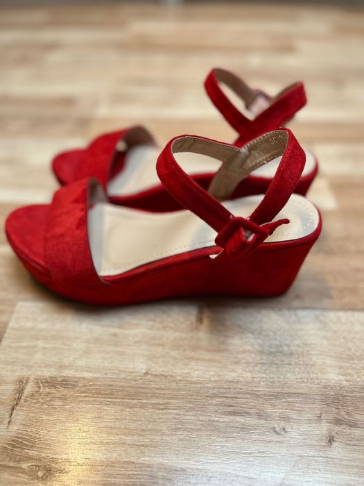 Sandały na koturnie