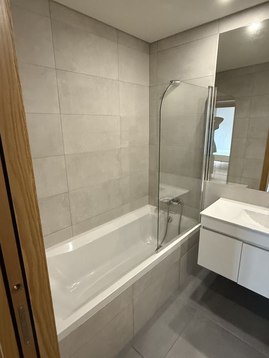 Aluga se quarto com wc privativo a caloiro de gestao