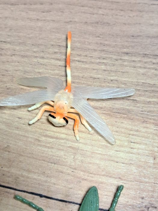 Zabawkowe owady z tworzywa 55