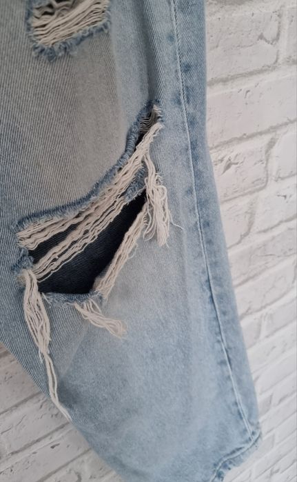 Spodnie jeansowe mom fit z przetarciami