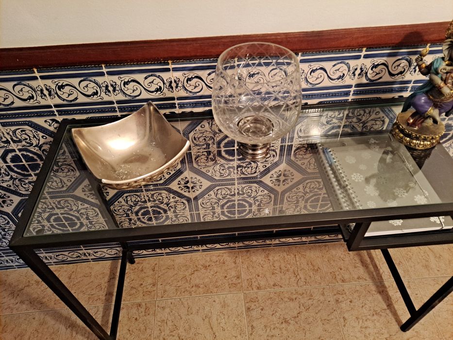 Aparador em ferro e vidro