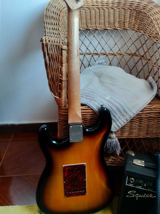 Guitarra Elétrica Squier Strat + Amplificador