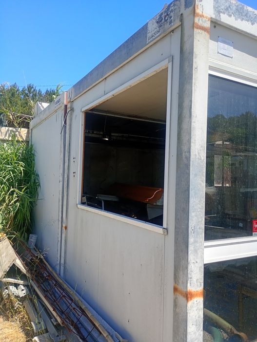 Vendo dois contentores em conjunto equipados para churrasqueira ou para outros fins
