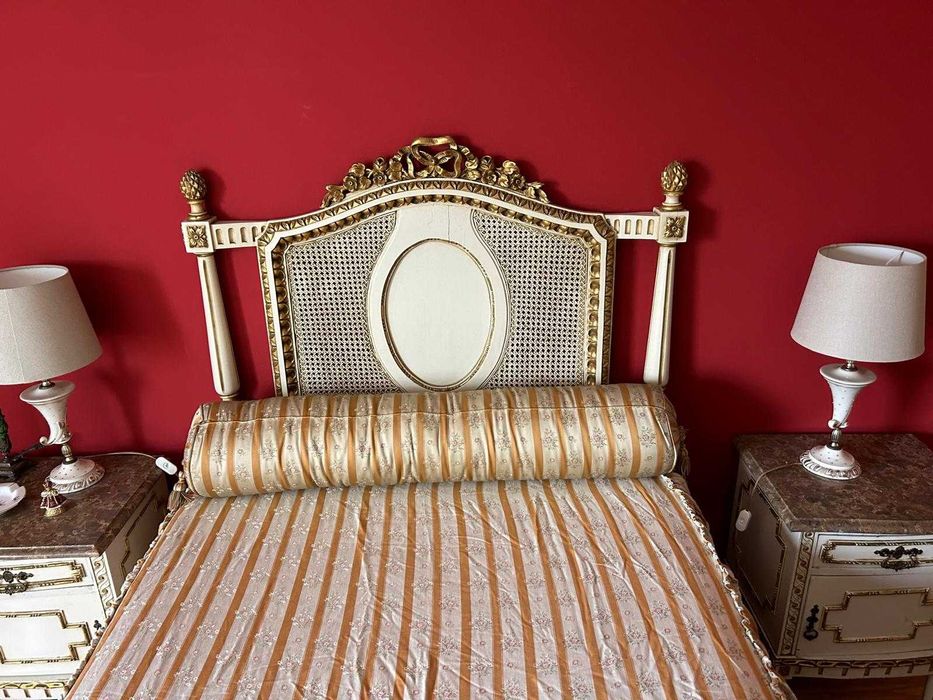 Quarto vintage com colchão massagem