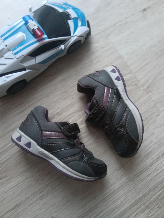 Buty sportowe dla dziewczynki marki Geox rozmiar 22