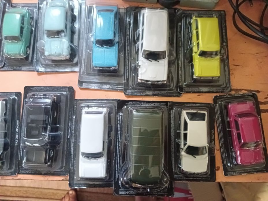 Продам колекцію машинок автолегенди 1 43