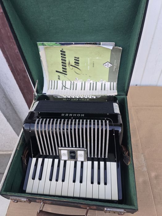 Akordeon Hohner student IV M -32 basy