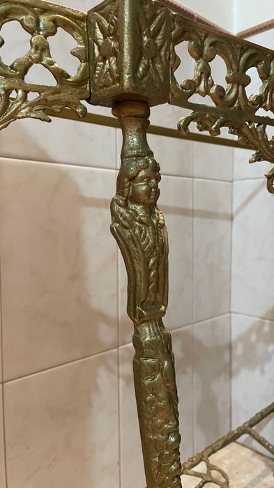 Mesa de latão  usada