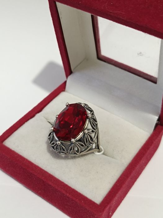 Srebrny pierścionek w stylu vintage z czerwonym oczkiem roz.19, 925