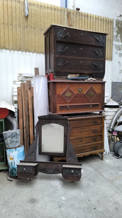 Móveis antigos em estado razoável